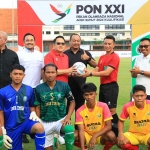 Pj Gubernur Jatim saat membuka kualifikasi Pra-PON cabang olahraga sepak bola.