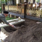 Makam Nyai Lily Wahid di pemakaman keluarga Pesantren Tebuireng Jombang telah seleai digali, Selasa (10/5/2022). Foto: Aan Amrullah/BANGSAONLINE.com