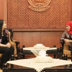 Gubernur Jatim, Khofifah Indar Parawansa menerima audiensi Livi Zheng seorang produser film Hollywood asli Blitar, di Gedung Negara Grahadi, Surabaya. foto: ist