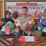 Wakapolres Arief Kristanto menunjukkan uang dan beberan untuk judi
gelundungan. foto: GUNAWAN WIHANDONO/ BANGSAONLINE