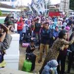 Warga kepulauan yang terdampar di pelabuhan Kalianget akibat cuaca buruk. (foto: faisal/BANGSAONLINE)