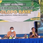 Kepala Disparpora Kabupaten Madiun Anang Sulistijono (tengah) saat memimpin rakor pengembangan Wisata Dolopo Raya didampingi Direktur Umbul Square dan Camat Dolopo. foto: HENDRO/ BANGSAONLINE