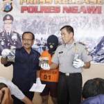 Kassubbag Humas Polres Ngawi AKP Subardi menunjukkan barang bukti (BB) berupa produk farmasi ilegal maupun ganja dalam press rilis di ruang humas Polres Ngawi, kemarin.