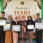 Kepala Kemenag Tuban, Umi Kulsum (tengah), saat foto bersama dengan penerima penghargaan ASN Inspiratif pada momen Hari Kartini 2026.