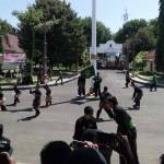 Sejumlah pendekar Pagar Nusa telah menampilkan beberapa atraksi. foto: suwandi/ BANGSAONLINE