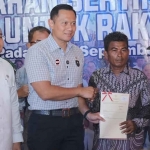 Penyerahan sertifikat tanah untuk rakyat di KAN Kuranji, Kota Padang.