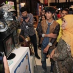 Gubernur Jawa Timur Khofifah Indar Parawansa saat meninjau salah satu booth produk inovatif para millenials Jawa Timur di Festival Ekonomi Milenials, Jumat (14/12/2019) malam. foto: istimewa/ bangsaonline.com