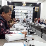 Suasana hearing penutupan akses masuk Fakultas Vokasi Unair di Gresik. foto: SYUHUD A/BANGSAONLINE