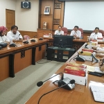 Bupati Sambari didampingi Plh. Sekda Nadlif saat memimpin rapat koordinasi. foto: ist.