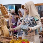 Para peserta pelatihan saat mengamati salah satu produk hampers. Foto: Ist