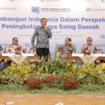 Menristekdikti Mohammad Nasir saat menjadi narasumber di Diskusi Media Forum Merdeka Barat (FMB) 9 di Gedung Pemprov Jatim, Kamis (22/11/2018). foto: YUDI A/ BANGSAONLINE