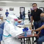 Anggota Fraksi Nasdem DPRD Gresik, Nur Hudi DA., ketika ikuti rapid test di DPW Nasdem Jatim. (foto: ist).