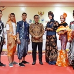 Herdyanto Wijaya (tengah, batik cokelat) saat juara dalam salah satu lomba. Sekilas, wajahnya mirip Bupati Pamekasan Baddrut Tamam. foto: YEYEN/ BANGSAONLINE