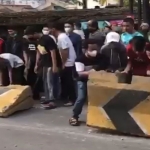 Warga Manyar ketika beramai-ramai menyingkirkan separator yang ada di tengah jalan depan Tugu Manyar. (foto: ist)