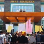 Forum Komunikasi Mahasiswa Geger (FKMG) saat menggelar aksi di depan Kantor Disdik.