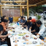 Ahmad Nadir saat diskusi dengan tokoh masyarakat Gresik selatan. foto: ist.