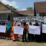 Membentangkan Spanduk bentuk dukungan puluhan emak-emak kepada Ketua KPK, Firli Bahuri.