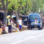 Pasar tumpah di Desa Sroyo, Kecamatan Kanor, Bojonegoro, diprediksi bakal menyebabkan kemacetan saat arus mudik nanti. foto: EKY NURHADI/ BANGSAONLINE