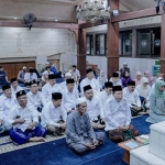 Gubernur Khofifah bersama Bupati Gresik, ziarah di makam Habib Abu Bakar Bin Muhammad Assegaf.