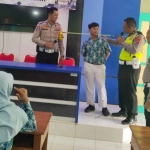 Kasatlantas Polres Ngawi, Iptu Achmad Fahmi Aditama saat melakukan sosialisasi di SMPN 1 Paron, Ngawi, Jumat (10/2/2023)
