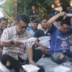 Kadiskominfo Kota Surabaya M Fikser bersama Kabid Informasi dan Komunikasi Publik serta Statistik Indriatno Heryawan tampak antusias saat mengikuti lomba tepung estafet bersama para awak media yang biasa meliput di lingkungan Pemkot Surabaya ini.