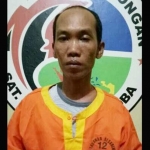 Tersangka Katjong usai diperiksa petugas Satreskoba Polres Lamongan.