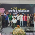 Sesi foto bersama, Kiai Asep, Gus Barra, Gus Fahmi, Partai Koalisi, relawan serta tokoh masyarakat di acara launching Sekber Gus Barra Mojokerto 1.