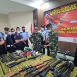 Lembaga Pemasyarakatan (Lapas) Umum Kelas IIA Pamekasan bekerja sama dengan Kompi 516 melakukan pemeliharaan rutin senjata api anggota di aula lapas setempat. (foto: ist)