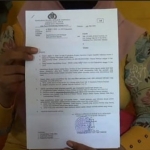 Alinda, mantan istri pelaku kekerasan terhadap anak di bawah umur saat menujukan surat laporan di Sidoarjo. 