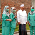 Para tenaga kesehatan (Nakes) minta foto bersama Prof. Dr. KH. Asep Saifuddin Chalim, M.A. usah pembagian beras dan mi instan serta uang di Inistitut Pesantren KH Abdul Chalim Pacet Mojokerto. foto: mma/ bangsaonline.com