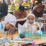 Para siswa saat mengikuti lomba menggambar dan mewarnai Damar Kurung. Foto: SYUHUD/BANGSAONLINE