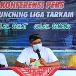 Wali Kota Pasuruan Saifullah Yusuf saat menggelar jumpa pers bersama Wawali Adi Wibowo dan perwakilan Askot PSSI Kota Pasuruan terkait gelaran Liga Tarkam 2021, di Stadion Untung Soeropati Kota Pasuruan, Senin (13/9/2021).