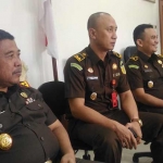 Dari kiri, Amran Lakoni (Kajari), Rahmat Wahyu (Kasi Pidsus), dan Arif Kurniawan (Kasi Intel) saat ditemui di ruang kerjanya, Selasa (8/5). foto: Iwan Irawan/ BANGSAONLINE