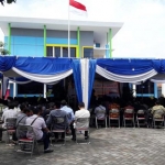 Para pelanggan menunggu pelayanan di Kantor cabang PDAM Gresik, Jalan Jaksa Agung Suprapto, Gresik. foto: SYUHUD/ BANGSAONLINE