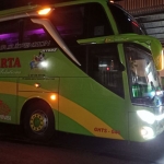 Petugas memeriksa barcode bus yang masuk di Terminal Ngawi.