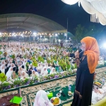 Calon Gubernur Jawa Timur nomor urut 2, Khofifah Indar Parawansa, diundang hadir bersilaturahmi Sholawat Burdah di Pondok Pesantren Nurul Amanah Al Makky, Bangkalan.