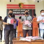 Kasatreskrim Polres Jombang, AKP Teguh Setiawan saat pers rilis kasus penganiayaan oleh oknum pendekar silat.