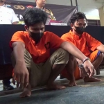 Pelaku penjambretan kalung bernama Ardiansyah dan Guntur Pamungkas asal Tengger Rejo Mulyo, Benowo, saat diamankan Polsek Tandes.