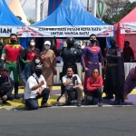 Anggota Laskar Foundation Jatim Park Group saat membagikan ribuan paket sembako dengan mengenakan kostum ala superhero Marvel dan DC Comics. 