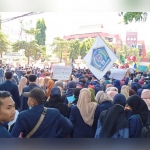 Ribuan mahasiswa menggelar demo di depan gedung DPRD Gresik. foto: SYUHUD/ BANGSAONLINE