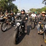 Whisnu Sakti Buana bersama ratusan anak muda Komunitas Manasi Ride melintas di Jl Mayjen Sungkono. foto: MAULANA/ BANGSAONLINE