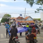 Satgas Ops Patuh Semeru Polres Pamekasan saat mengampanyekan tertib berlalu lintas dan disiplin prokes di jalan raya.