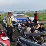 Petugas saat mengamankan pelaku balap liar. Foto: Ist