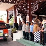 Bupati Pamekasan Baddrut Tamam bersama forkopimda melepas distribusi air bersih kepada masyarakat di daerah yang terdampak kekeringan. 