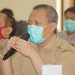 Plt Kepala Dinkes PPKB Kabupaten Trenggalek Saeroni dalam sebuah acara di Aula Gedung DPRD Trenggalek. foto: HERMAN/BANGSASAONLINE