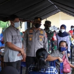 Wali Kota Kediri Abdullah Abu Bakar didampingi Kapolres Kediri Kota AKBP Wahyudi dan Dandim 0809 Lekol Inf Rulli Suryawan saat meninjau pelaksanaan vaksinasi Covid-19 bagi masyarakat umum, Sabtu (26/6). (foto: ist.)