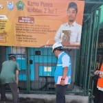 Petugas dari PLN ULP Pamekasan saat memeriksa pasokan listrik menjelang Idul Adha tahun ini.

