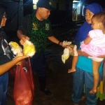 Sekretaris GPK Jombang M. Nashihuddin saat membagikan nasi bungkus kepada korban banjir. (foto: ist)