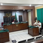 Suasana sidang agenda putusan gugatan praperadilan terhadap Kapolres Tuban.