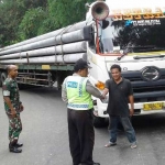 Kondisi truk saat masih melintang di tengah jalan.